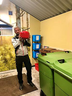 Joel Lind, brandskyddsansvarig, visar en röd punktsprinkler i ett återvinningsrum