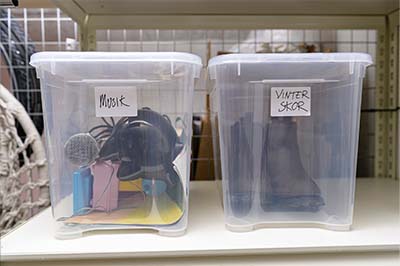 Med genomskinliga plastlådor får du koll på din förvaring.